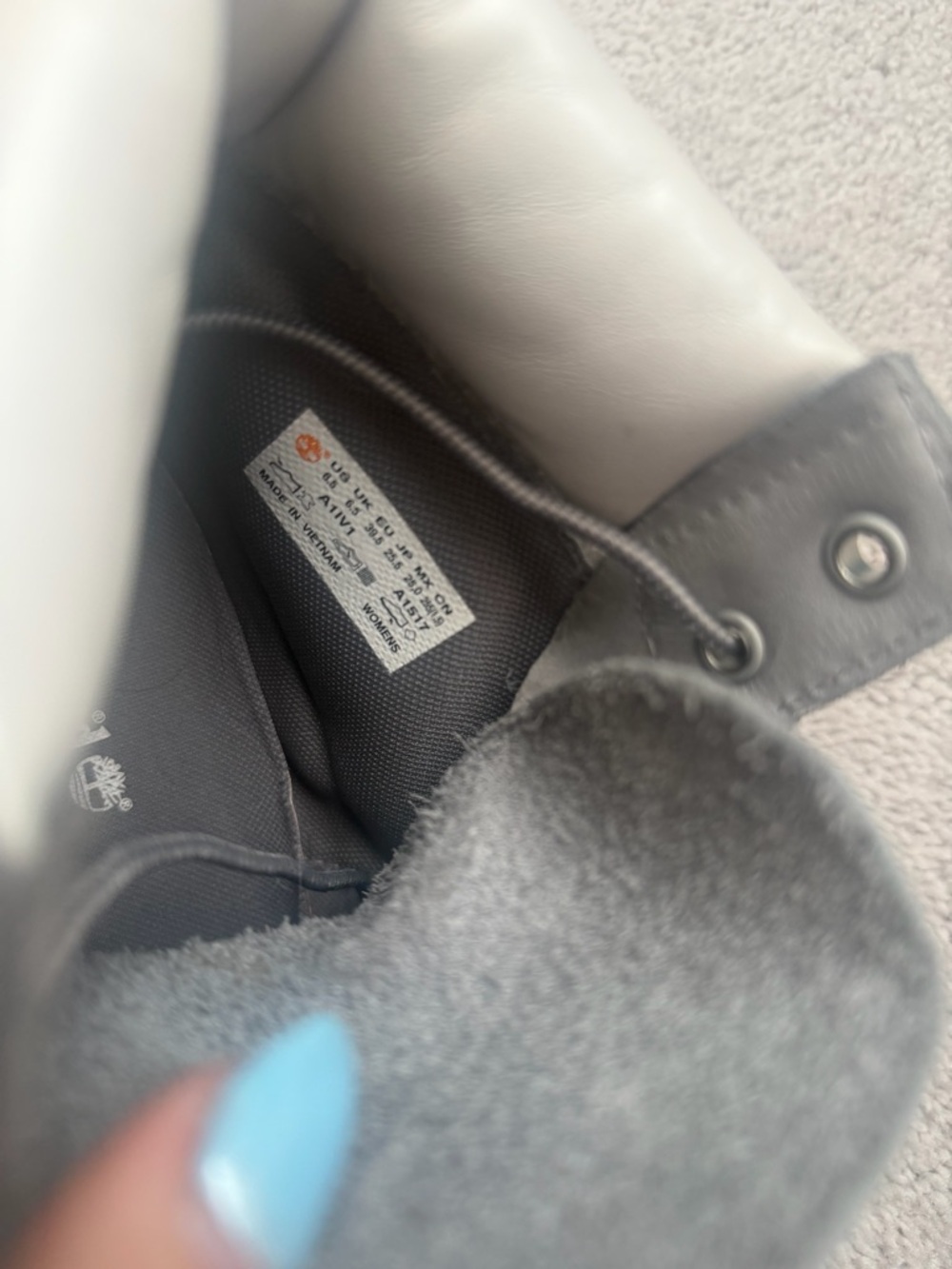Women’s Timberland gray boots. Size 8.5 - Picture 6 of 9